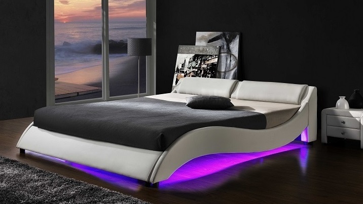 Biele moderné manželské postele s LED osvetlením